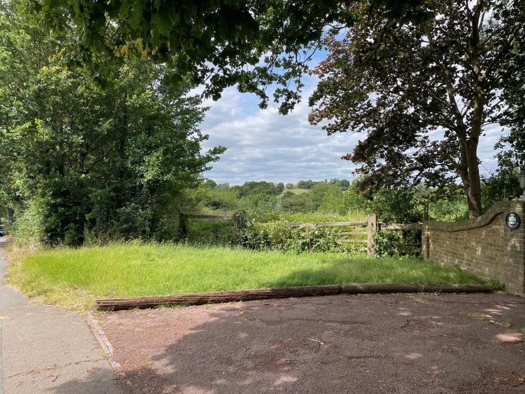 Lot: 105 - OVER NINE ACRES OF FREEHOLD GREENBELT LAND - Gate entrance to the land from Vicarage Lane